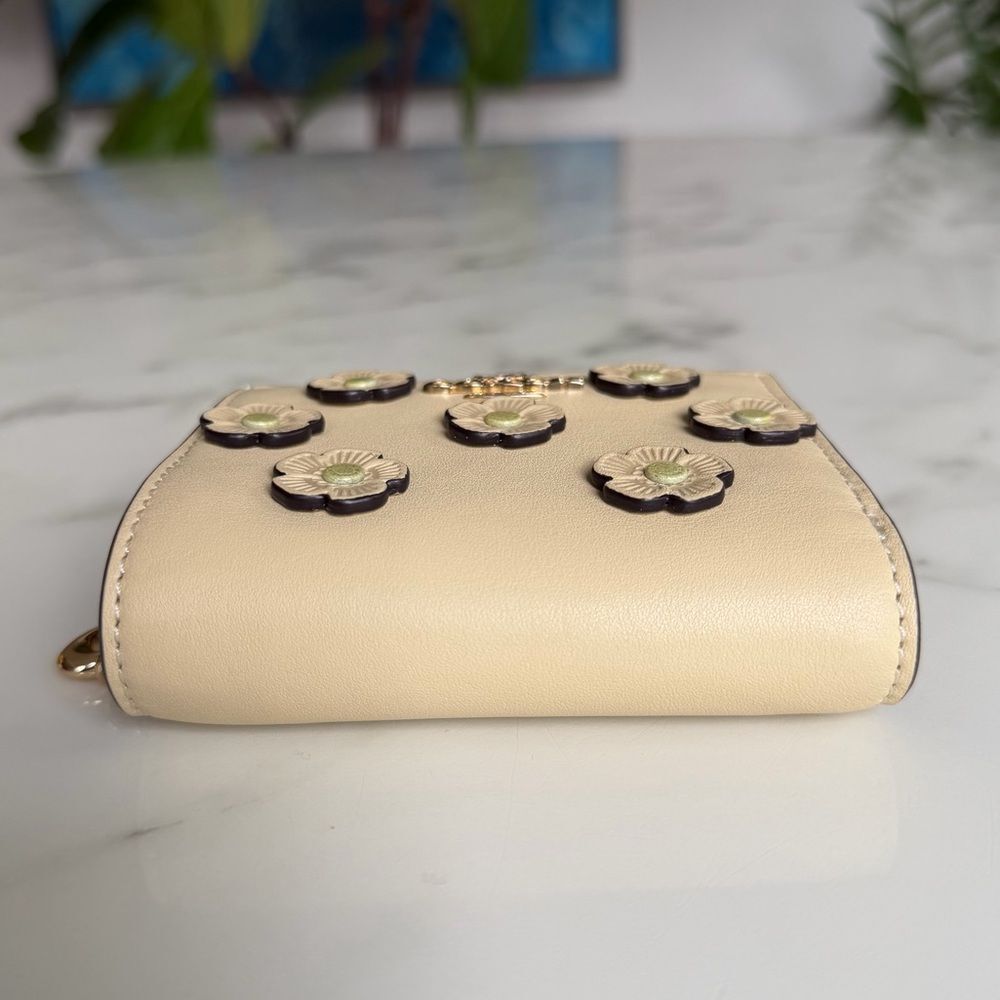 NWOT Coach Snap Wallet with Floral Appliqué in Moonlight Yellow Leather CAP16 - Picture 6 of 12